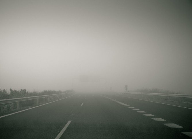 Cómo conducir con niebla en la carretera